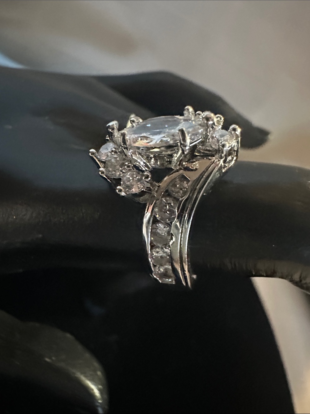BEAUTIFUL SILVER CZ RING - Picture 3 of 4